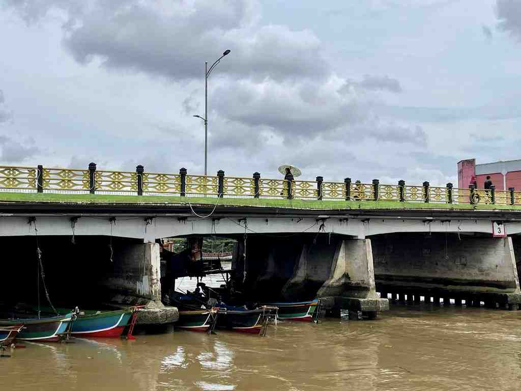 PARKIR KELOTOK DI BAWAH JEMBATAN
