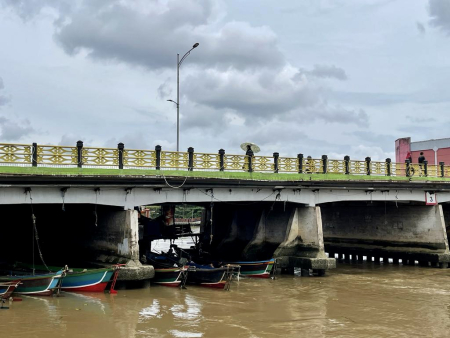 PARKIR KELOTOK DI BAWAH JEMBATAN