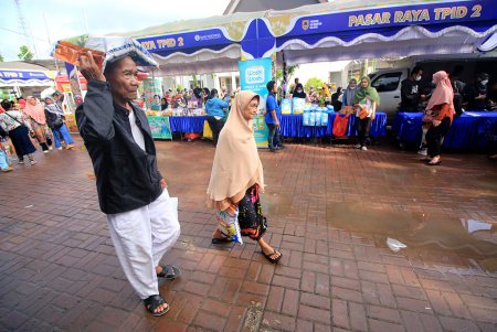 BELI BERAS DI PASAR RAYA