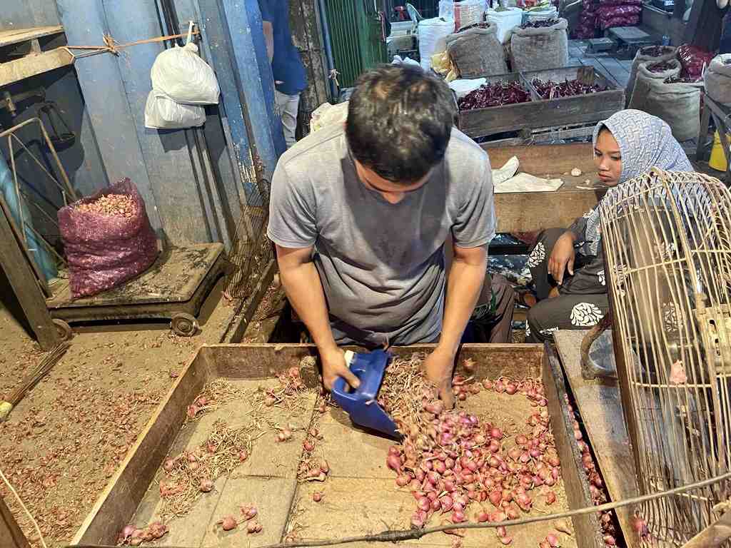 BERSIHKAN BAWANG MERAH 