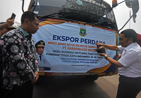 EKSPOR PERDANA ARANG BATOK KELAPA KE SAUDI