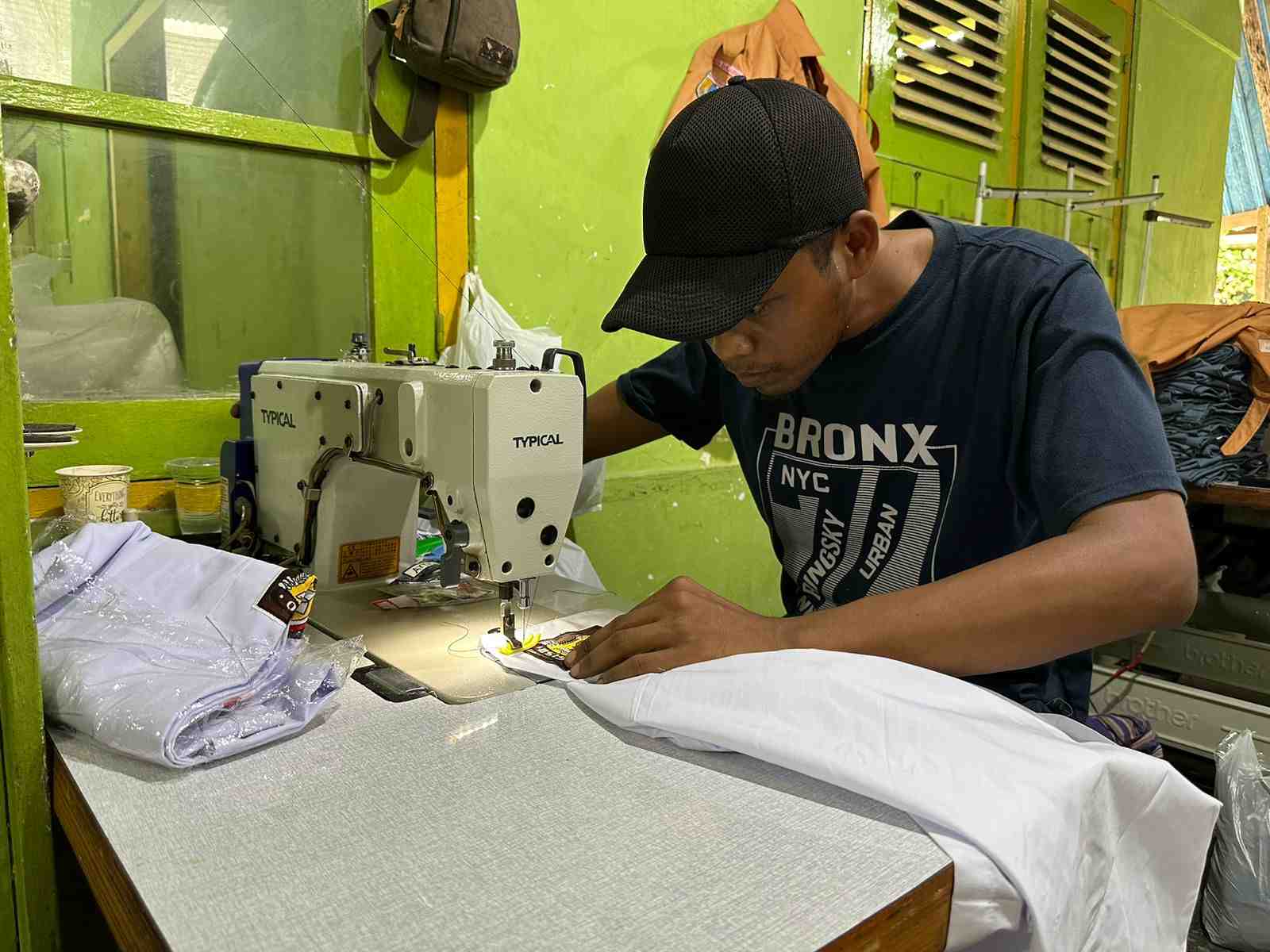 MENJAHIT ATRIBUT SEKOLAH