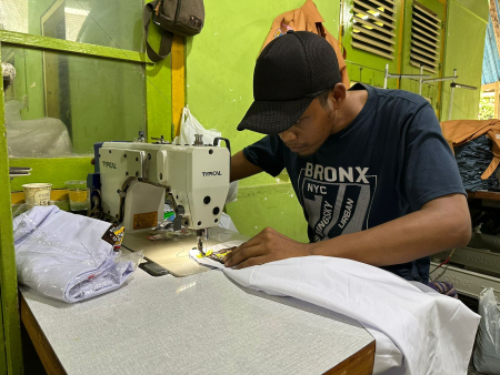 MENJAHIT ATRIBUT SEKOLAH