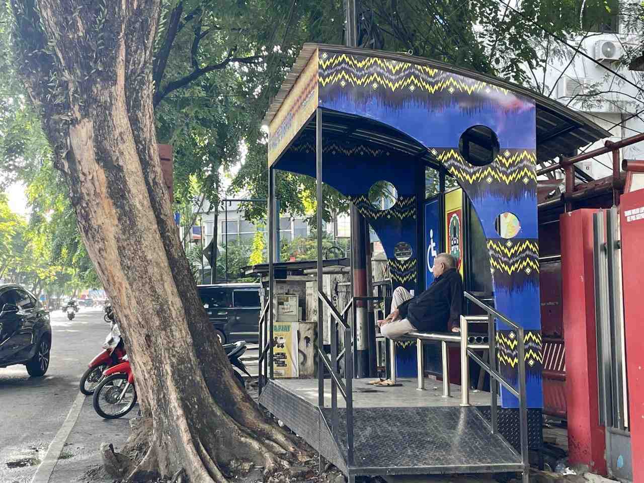  TUNGGU PENUMPANG DI HALTE BUS