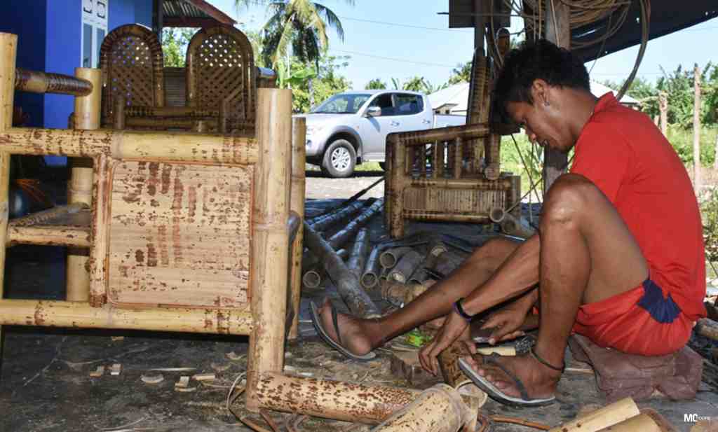 BUAT KURSI BAMBU
