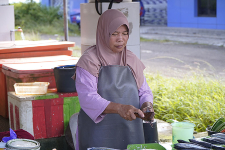 BERSIHKAN SISIK IKAN