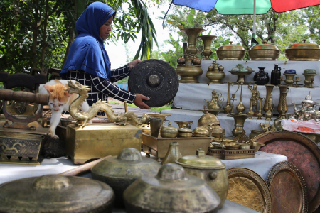 PENJUAL BARANG ANTIK 