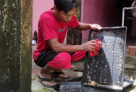 BERSIHKAN ALAS SANGKAR BURUNG