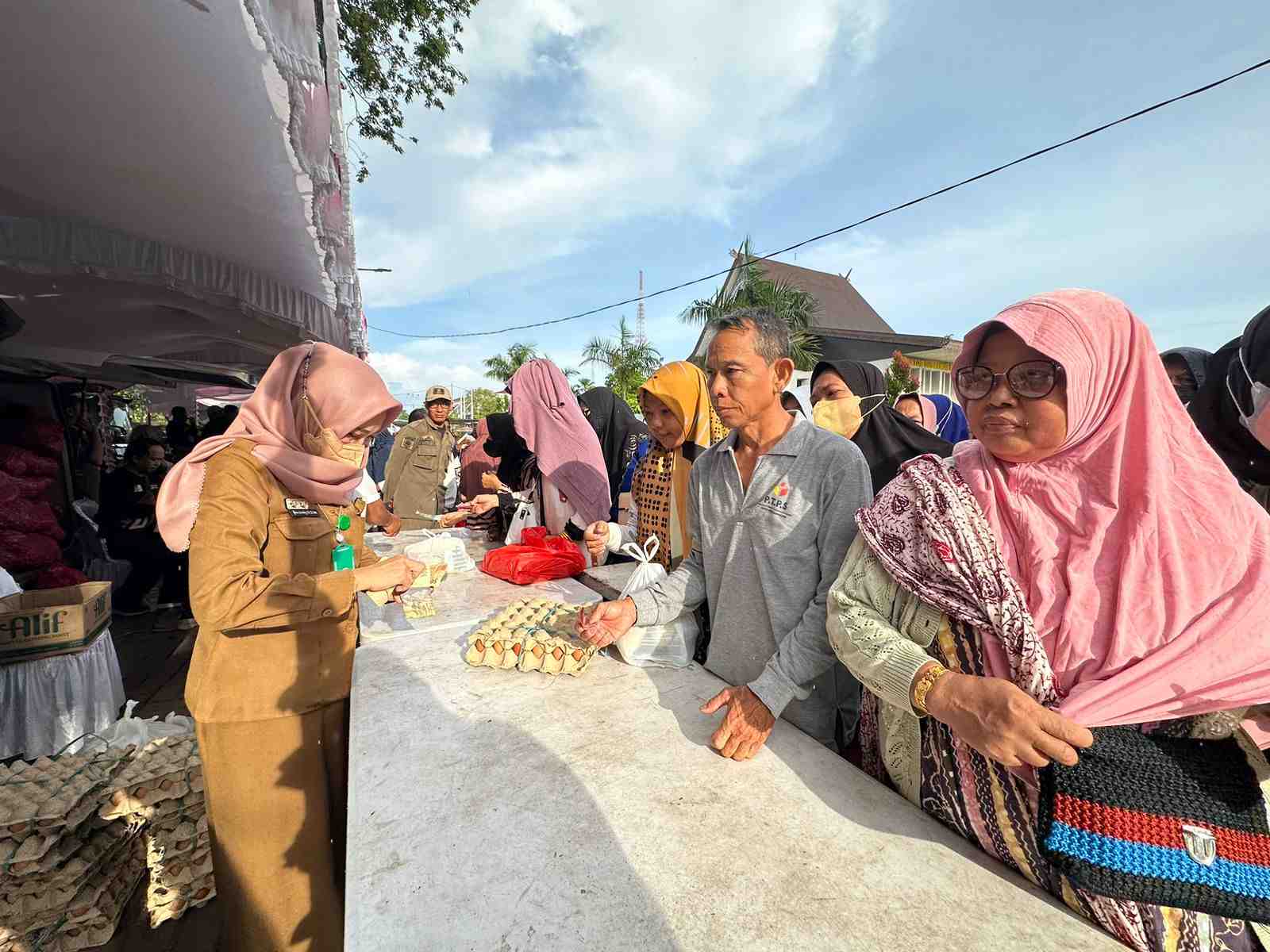 WARGA BELI TELUR