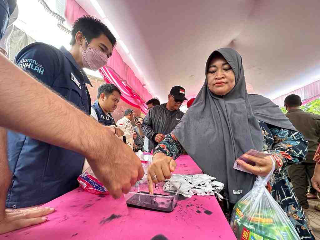 CELUPKAN JARI KE TINTA