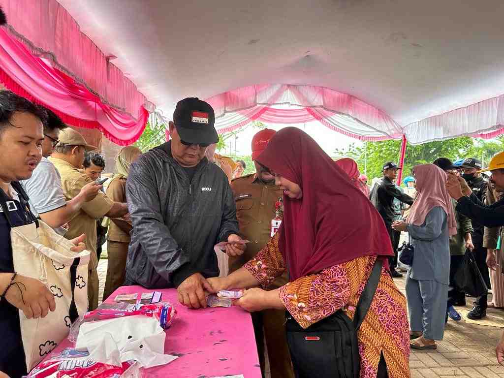 LAYANI WARGA BELI BERAS