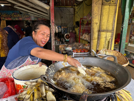 MENGGORENG PISANG