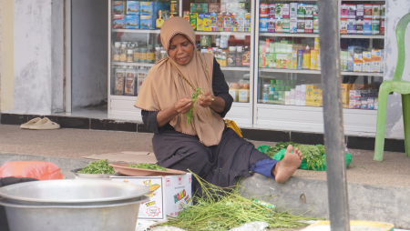 PENJUAL DAUN KELOR