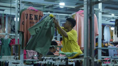 PENJUAL PAKAIAN di PASAR SARIMALAHA