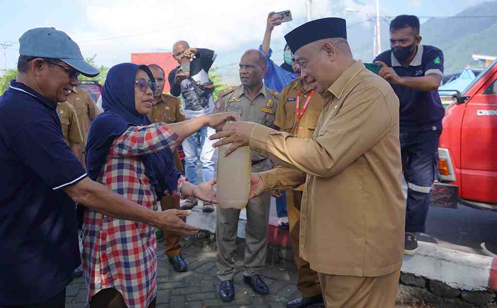 WALIKOTA TIDOE KEPULAUAN  SERAHKAN MINYAK TANAH 