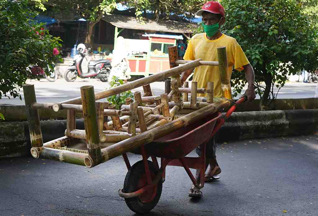PEDAGANG KURSI BAMBU KELILING