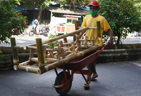 PEDAGANG KURSI BAMBU KELILING