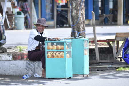 PEDAGANG ROTI KELILING