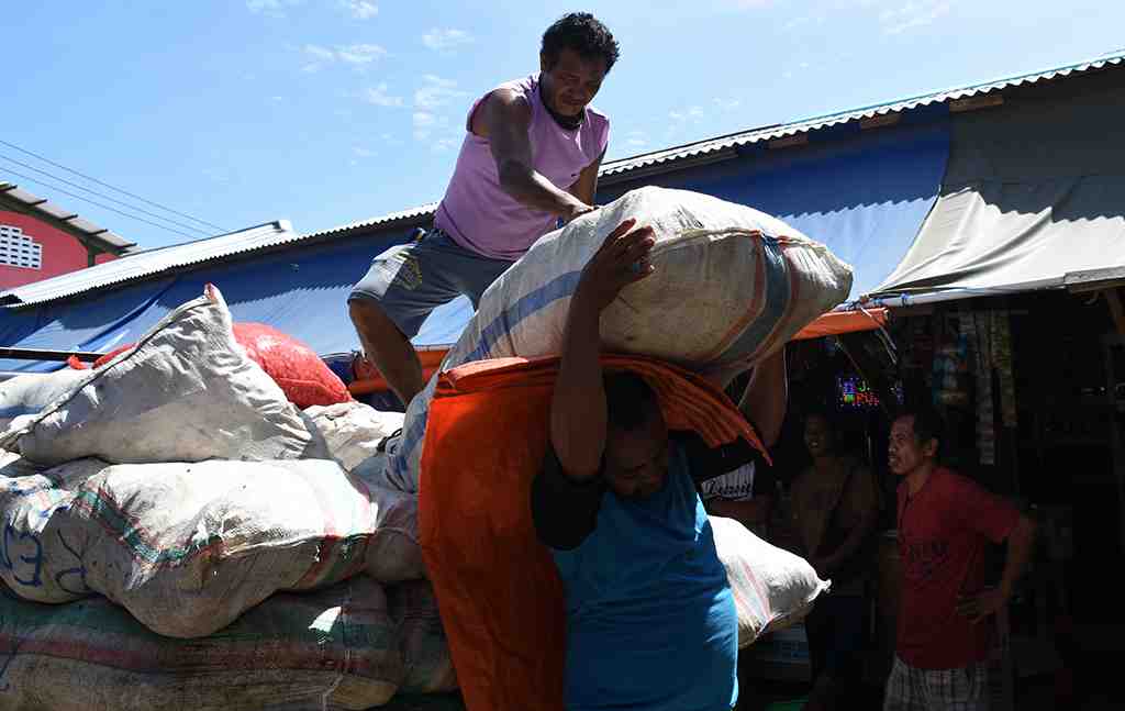 BONGKAR MUATAN di PASAR SARIMALAHA