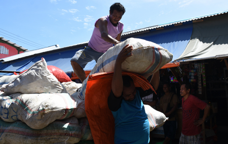 BONGKAR MUATAN di PASAR SARIMALAHA