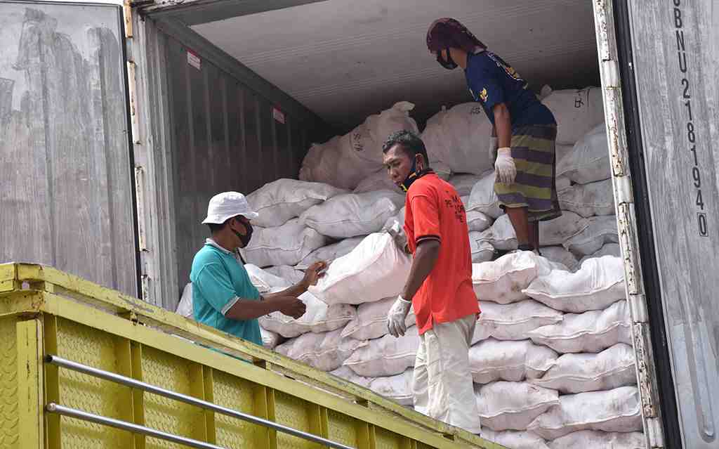 BONGKAR MUAT di PELABUHAN TRIKORA