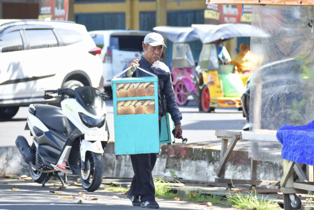 PEDAGANG ROTI KELILING
