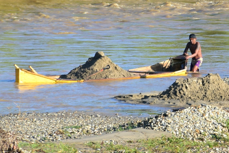 DORONG PERAHU PASIR