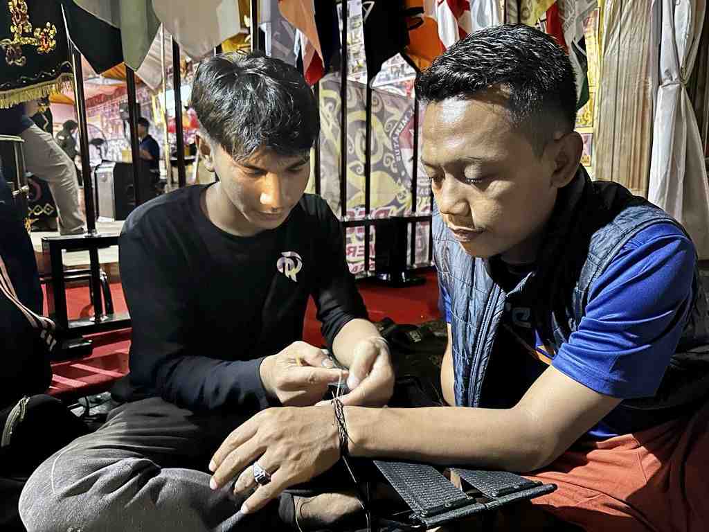 MENGANYAM GELANG ROTAN