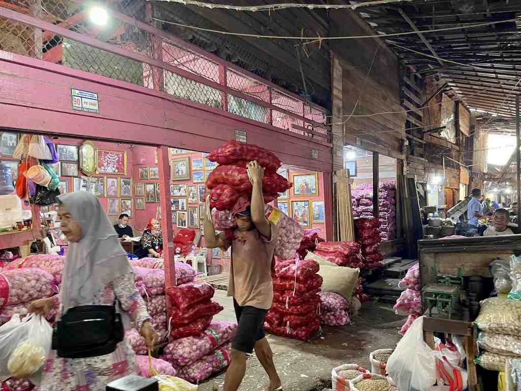 ANGKUT BAWANG MERAH
