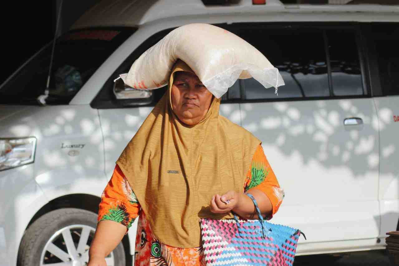 BELI BERAS DI OPERASI PASAR MURAH