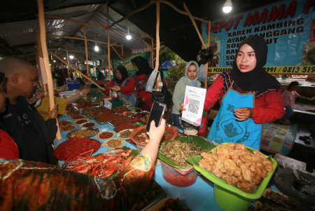 TRANSAKSI MENGGUNAKAN QRIS