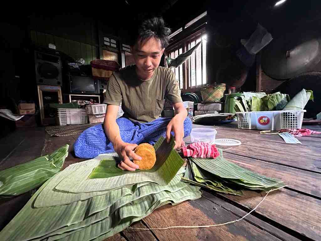 MEMBUNGKUS KUE APAM