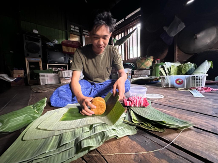 MEMBUNGKUS KUE APAM