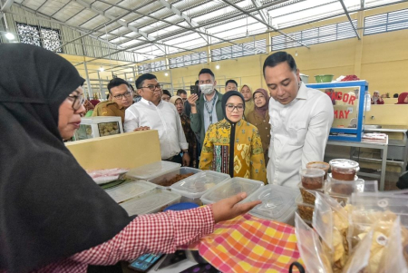 BERDIALOG BERSAMA PEDAGANG