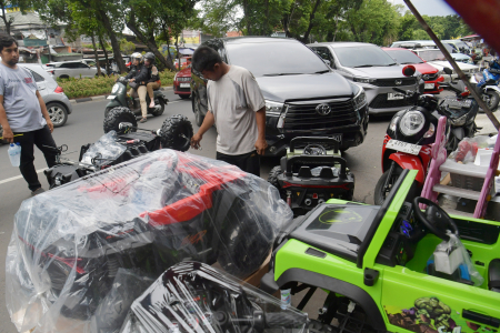 PENJUAL MAINAN DI PASAR GEMBRONG