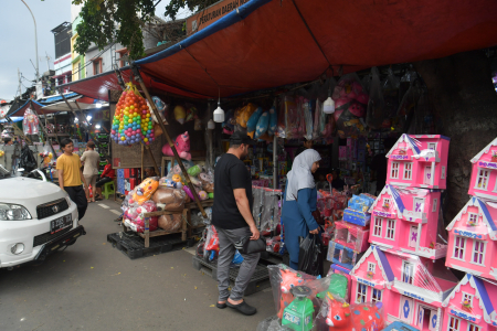 PENJUALAN MAINAN DI PASAR GEMBRONG