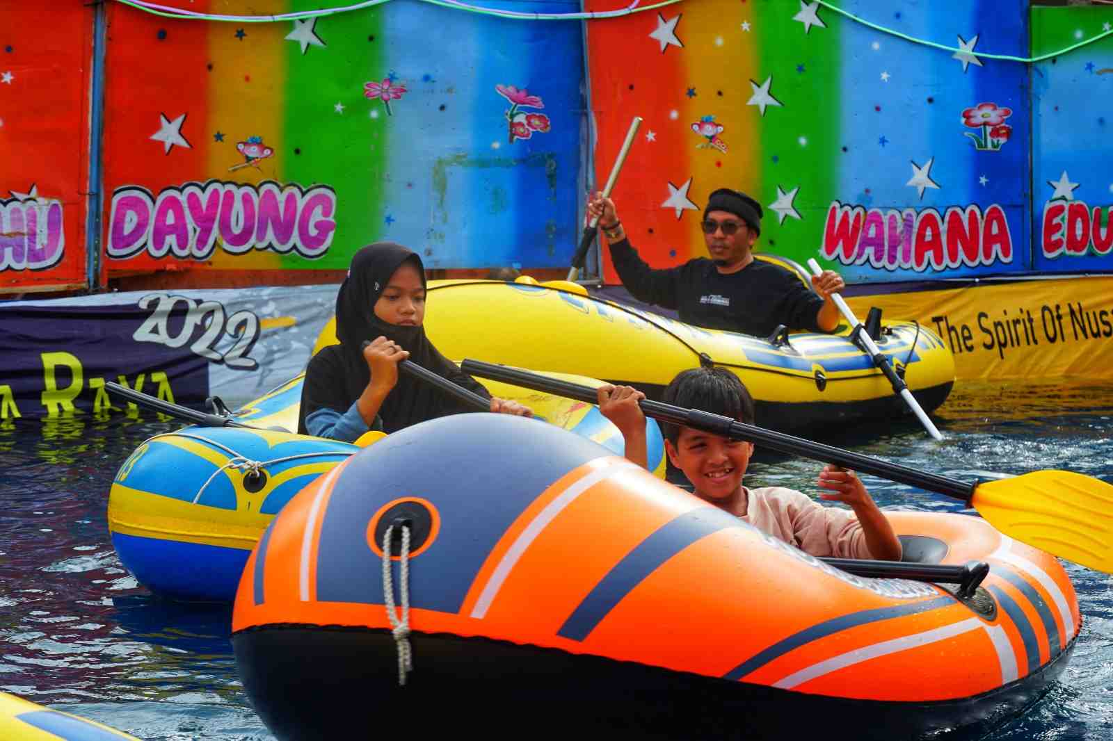 BERMAIN PERAHU DAYUNG