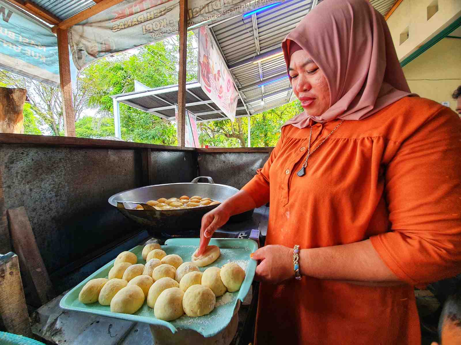 MENYIAPKAN KUE UNTUK-UNTUK