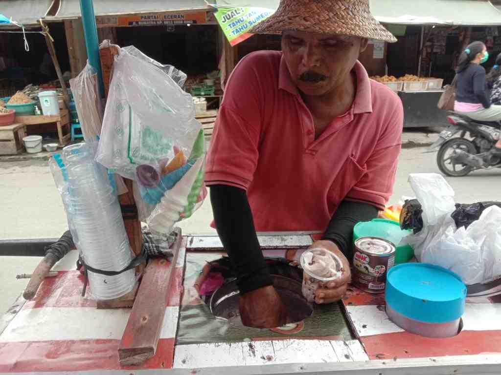 PENJUAL ES TONG TONG