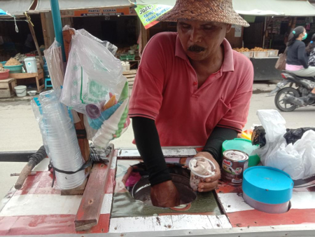 PENJUAL ES TONG TONG