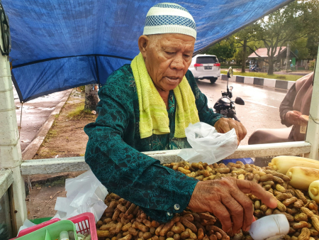 PENJUAL KACANG REBUS