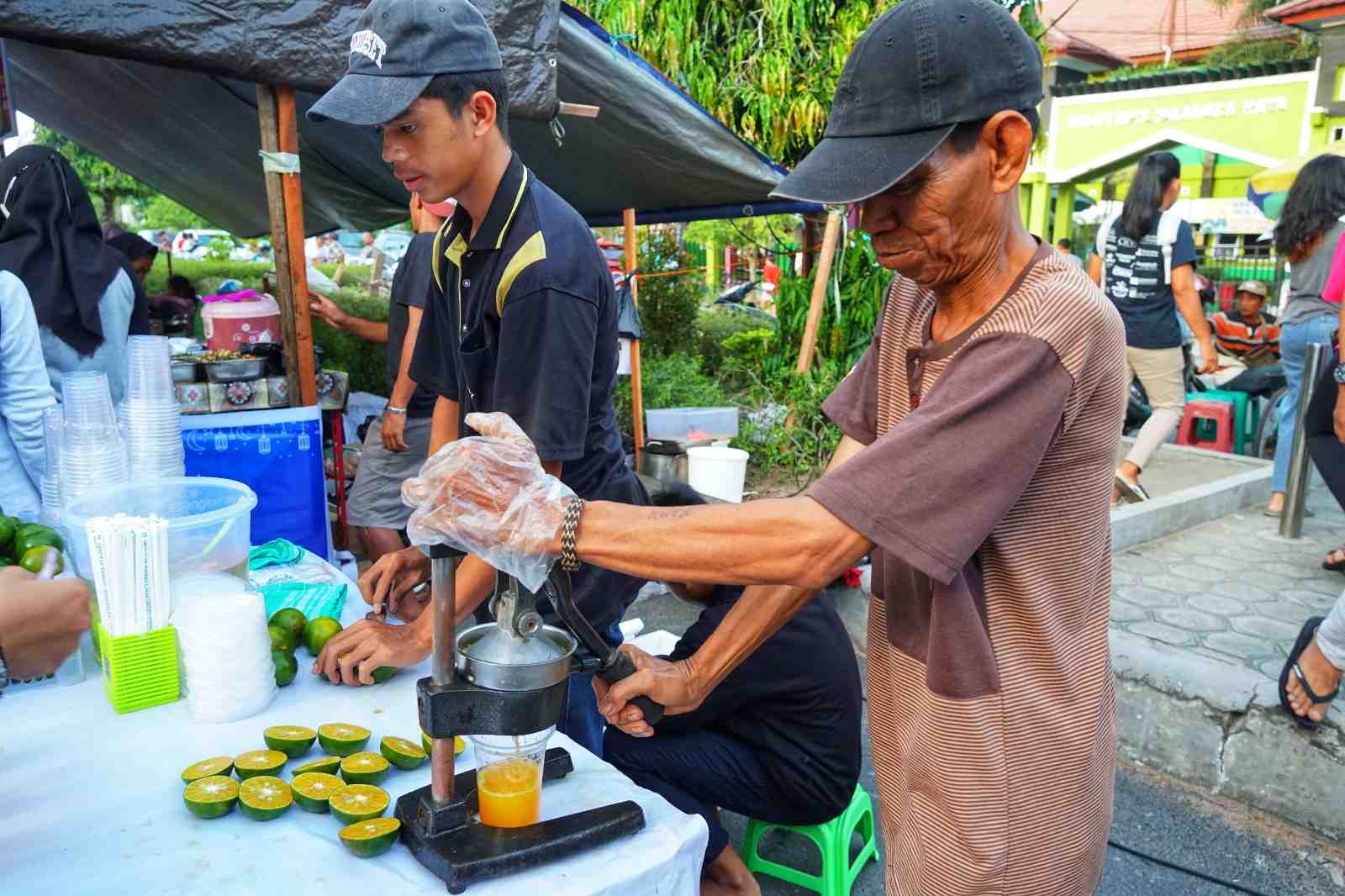 PENJUAL JERUK PERAS