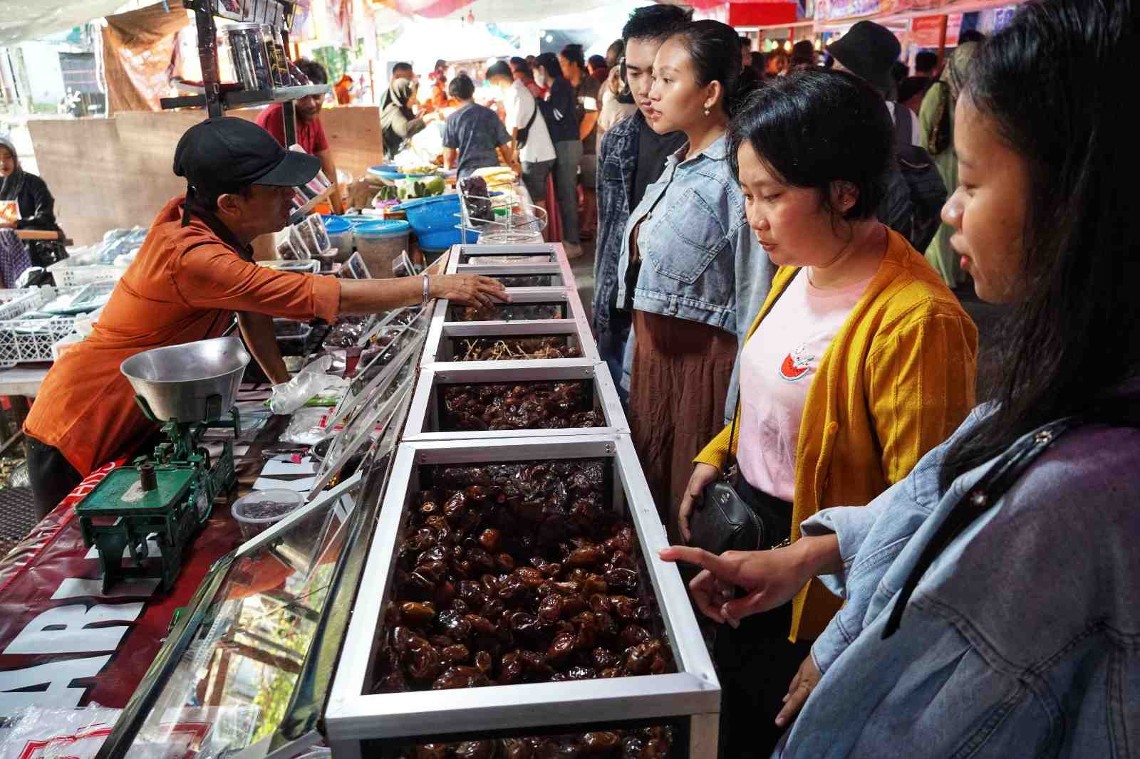 MEMILIH BUAH KURMA