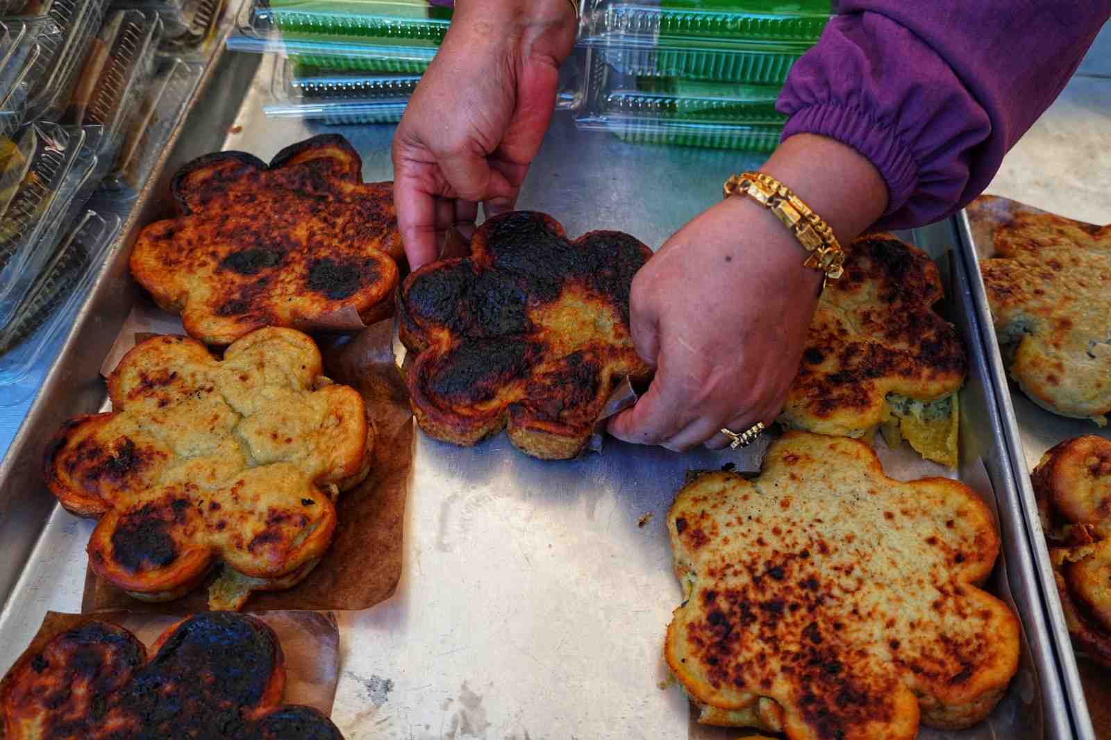 MENATA KUE BINGKA