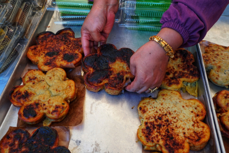 MENATA KUE BINGKA