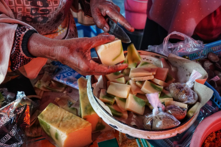 MEMOTONG KUE PETAH