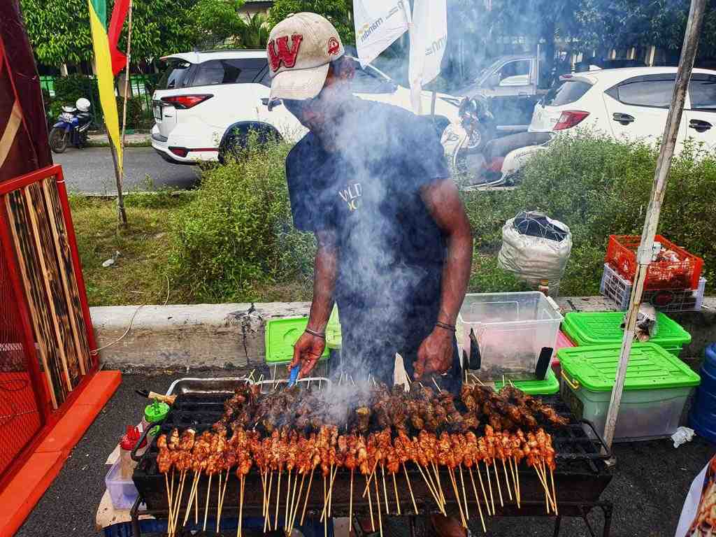 MEMBAKAR SATE AYAM