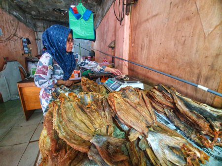 MENIMBANG IKAN ASIN TELANG