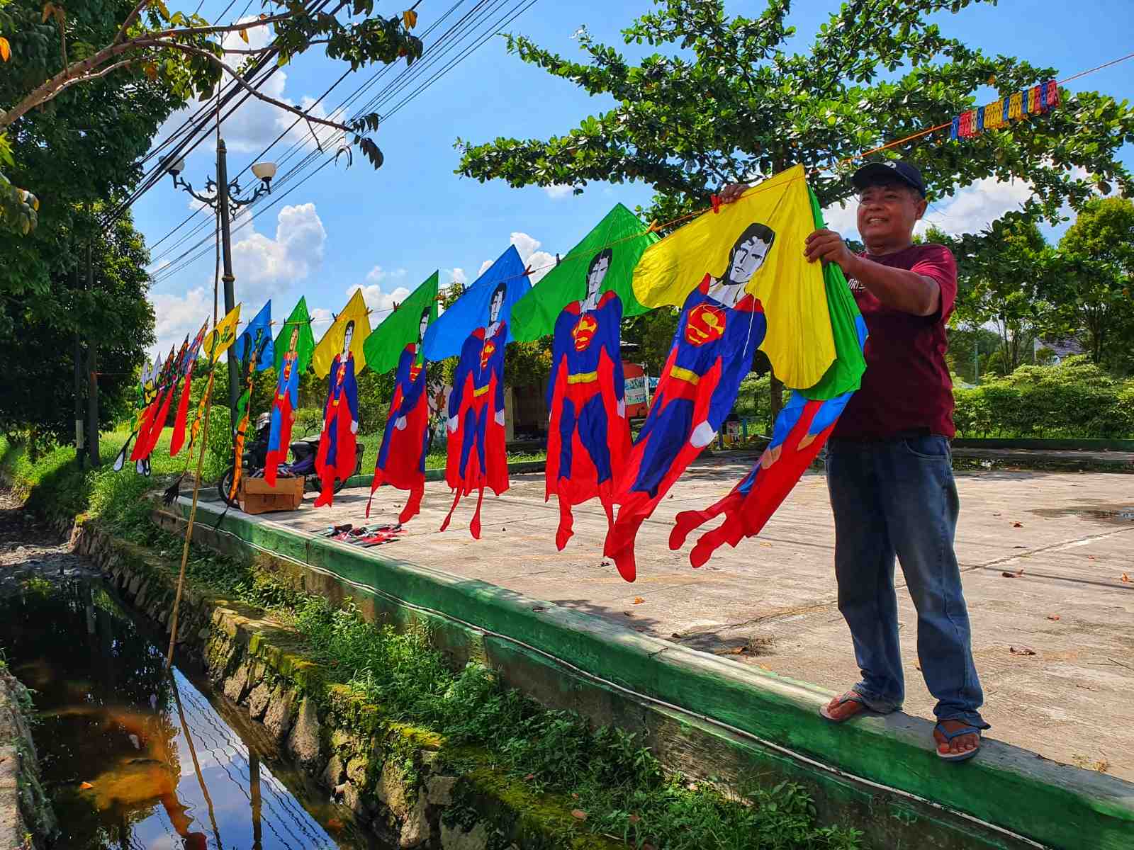 PENJUAL LAYANG-LAYANG KARAKTER
