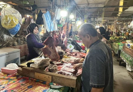 PEMBELI DAGING SAPI